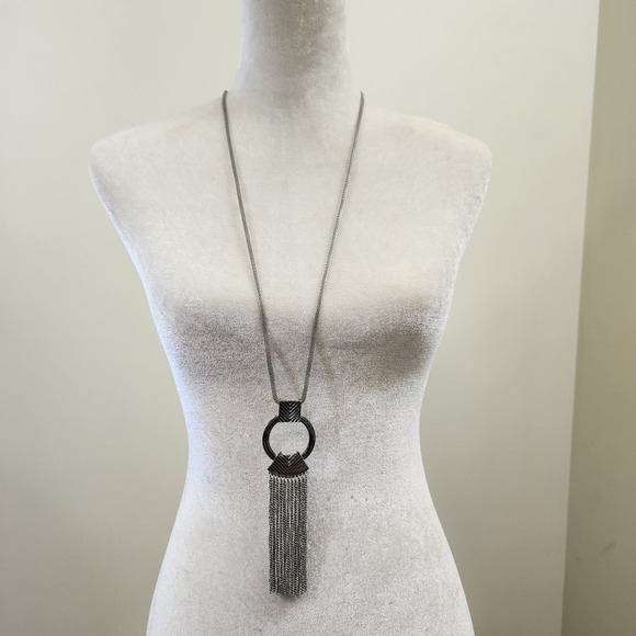 Steve Madden NWT silver tone snake chain with chain fringe pendant long necklace - Picture 3 of 9